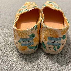 Tom’s Bee Kind shoes